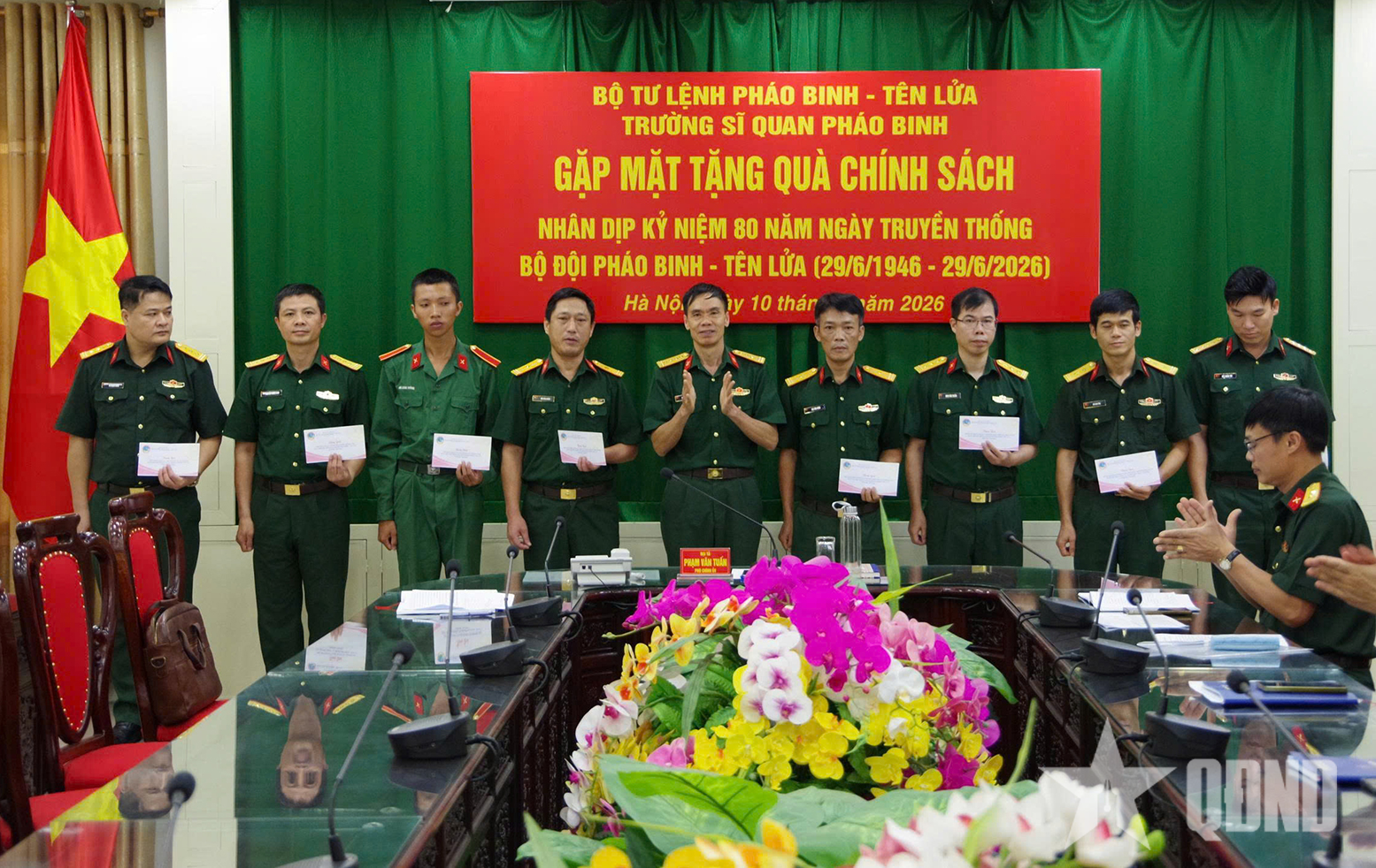 Trường Sĩ quan Pháo binh tổ chức gặp mặt, tặng quà chính sách

